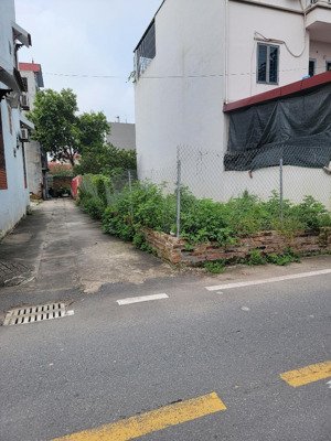 bán đất lô góc view hồ trung tâm thị trấn phùng ô tô tránh sổ đỏ nở hậu. giá 9x triệu/m2