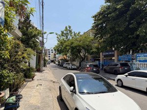 bán nhà gần biển, gần chợ đầm, cách biển chỉ 5 phút đi bộ.