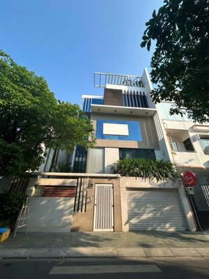 cho thuê nhà nguyên căn mt bàu cát. tân bình. dt: 10x20m. trệt 3 lầu. sân để xe. phòng rộng rãi.