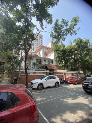 cho thuê biệt thự đơn lập kđt trung hoà nhân chính, phố nguyễn thị định. 240m2, 3 tầng, 1 tum, 80tr