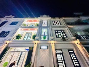 nhà đẹp 2 lầu ngang 10.5m đường nhựa lớn