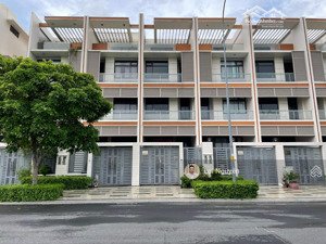 nhà nguyên căn 5x22m, hầm 4 tầng (sd 425m2), có 5pn 5wc, full máy lạnh, có hầm xe. giá chỉ 32tr/th