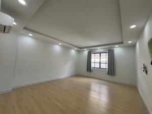 cho thuê nguyên sàn văn phòng 11tr/th có ban công, thang máy khu cityland p10 gò vấp