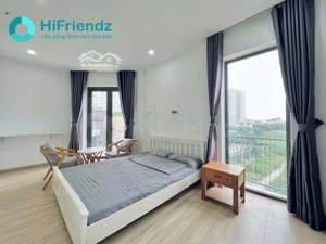 căn hộ studio sang trọng ban công nhìn toàn cảnh thành phố rất đẹp về đêm