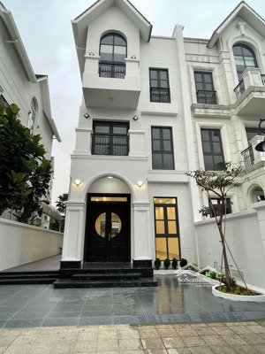 cho thuê căn shophouse hoàn thiện có thang máy