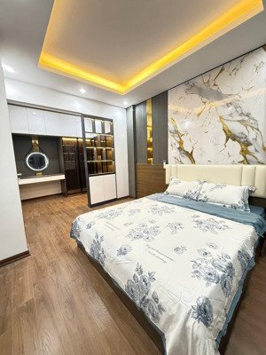 nhà mới đẹp yên hòa, cầu giấy dt 31m2 5t mt 4.95m giá nhỉnh 8 tỷ, ngõ rộng vf3 đỗ cửa