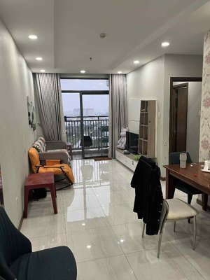 cần nhượng lại hợp đồng thuê căn 2pn 69m2 full nt ban công đông nam giá chỉ 8tr8