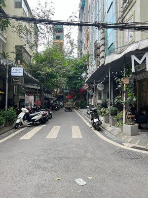 người quen gửi bán nhà phân lô phố ngụy như kon tum - nguyễn tuân 60m2 mt 5m ôtô tránh, vỉa hè rộng