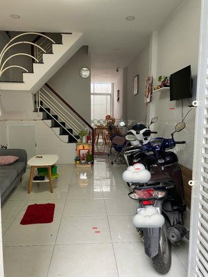 nhà chính chủ| 46m2 vuông vức| trệt 2 lầu| hẻm 1 sẹt cách mặt tiền chưa tới 100m| đ.phạm thế hiển