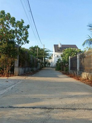 bán đất tặng nhà 2 mặt tiền, cách kcn châu đức chỉ 200m.