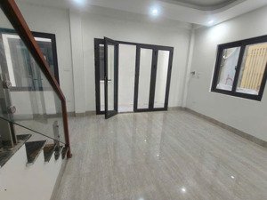 bán nhà thạch bàn cổ linh 32x5t 5.65 tỷ. mới đẹp lô góc, gần mặt phố