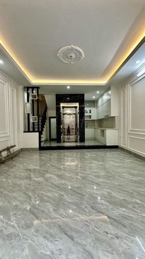 bán nhà việt hưng 40m2-6 tầng 8.3 tỷ. thang máy, ô tô tránh 15m.