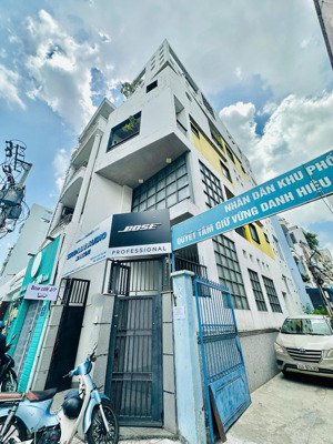 cho thuê nhà góc hai mặt tiền số 150c huỳnh văn bánh, phường 11, quận phú nhuận