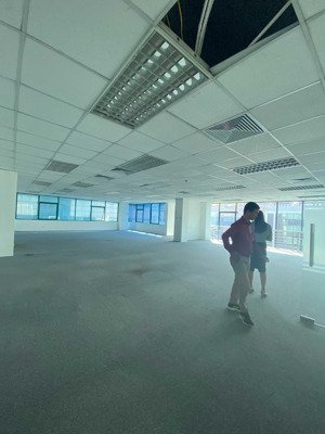 tôi cần cho thuê mặt bằng văn phòng duy tân 300m2 giá chỉ 60tr khách quan tâm lh: 