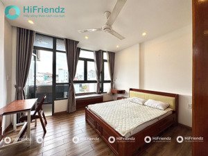 căn hộ ban công ngay mặt tiền & thang máy, full nội thất, trống sẵn, đi bộ qua đại học ueh b