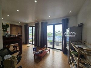 bán nhà biệt thự mới- tặng full nội thất xịn sò - dt 189 x 3 t - gần chợ, bệnh viện - giá 15 tỷ.