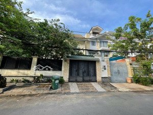 bán biệt thự hồ bơi thảo điền 215c13 nguyễn văn hưởng quận 2 - dt 379.3m2 - giá 92 tỷ - shr