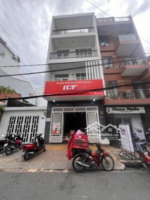 nhà tùng thiện vương .q 8. dt 4.5m x 18m giá 14 tỷ. gpxd 5 tầng. gần bến bình đông