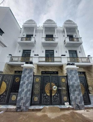 nhà riêng kế chợ bình chánh, nằm trong kdc xã bình chánh. 328m2 sàn/2 tỷ 250tr. sổ riêng, hoàn công