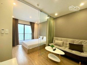 căn hộ 1pn thiết kế tone gỗ với nội thất cao cấp - ban công - phù hợp làm việc tại nhà