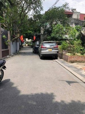 đường thông tứ phía - oto tránh - kinh doanh cũng được - dân cư đông đúc - gần cao đẳng việt hàn