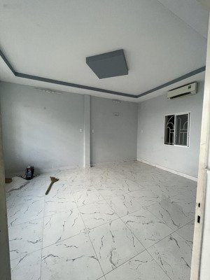 cho thuê 600m2 / kho xưởng mặt tiền kinh doanh .