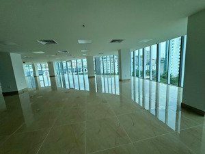 cho thuê mbkd phố trần thái tông q. cầu giấy - dt: 300m2 | mặt tiền: 13m | vỉa hè cực rộng giá