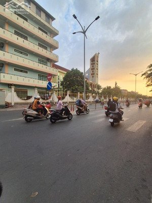 siêu phẩm chdv 6 tầng - dtsd 382m2-full nội thất - gpkd - doanh thu 70tr/th. p.4. q.8. nhỉnh 17 tỷ