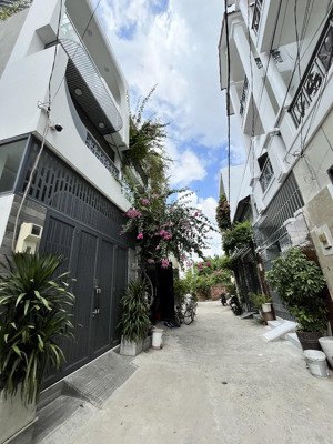 bán chdv 5 tầng - thu nhập sẵn - đs6 - ngay dh cảnh sát - cách phạm văn đồng 200m - thuận tiện