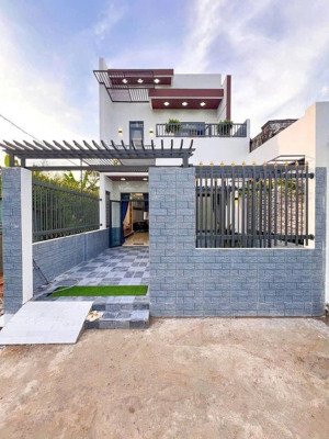 chủ kẹt tiền bán gấp 1 tỷ 950 triệu nhà 1 trệt 1 lầu - nội thất đầy đủ - trả trước 900 triệu