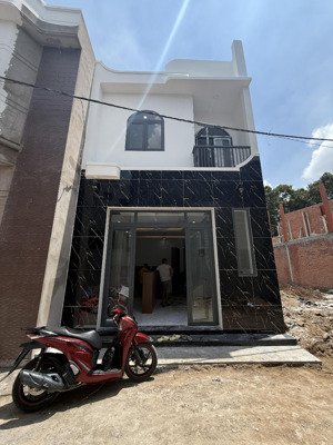 chủ gửi bán căn nhà 1t1l phường biên hoà. dt: 69m2. giá: 3tỷ2 tl. đường nhựa 6m, thông. hướng: nam