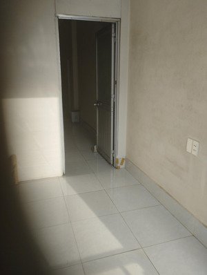 nhà dư tầng hai, cho 2 người ở, ưu tiên cho sinh viên, làm văn phòng, giáo viên.