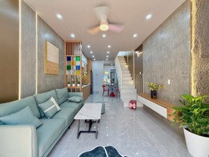 nhà ngộp giá chỉ 1tỷ680 shr tại đ. lý thường kiệt, dĩ an cách vincom plaza dĩ an 5p di chuyển