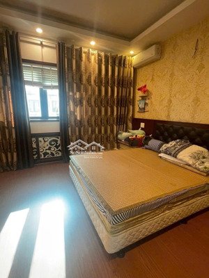 chỉ hơn 7 tỷ có ngay căn nhà 4 tầng full nt ngay trung tâm bãi cháy hạ long