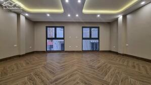 Cho thuê nhà mặt phố Nguyễn Quốc Trị, Q Cầu Giấy. DT 110m x 6 nổi 1 hầm, mt 7m. Giá 80tr.