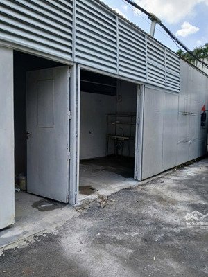 nhà trọ mới có 1 toilet, 1 phòng có giường tầng rộng đủ 4-6 người lớn ngủ. có sân để xe và nấu ăn