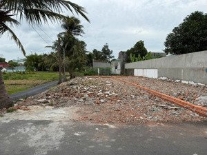 chủ kẹt tiền bán gấp lô đất 2 mặt tiền đẹp view kênh 124,5m2 sát bên sông sg thoáng mát chỉ 4ty4