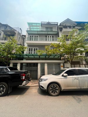 cho thuê nhà biệt thự làng việt kiều châu âu. dt 130m, 3 tầng, mt 10m, xe tải đỗ cửa. giá 33 triệu