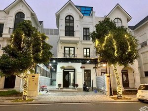 cho thuê biệt thự hiếm, có thang máy, điều hoà đầy đủ, dt 150m2, 20tr/th, có thể kết hợp ở và vp