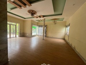 chính chủ cho thuê nhà biệt thự 02 tầng, có sân vườn, 6 phòng ngủ, diện tích khủng chỉ 16tr/tháng