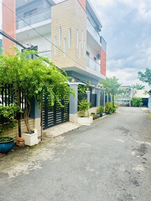 nhà ngay chợ đêm đường man thiện, căn góc 2 mặt tiền, 176m2, đường ô tô, hoàn công, dòng tiền tốt