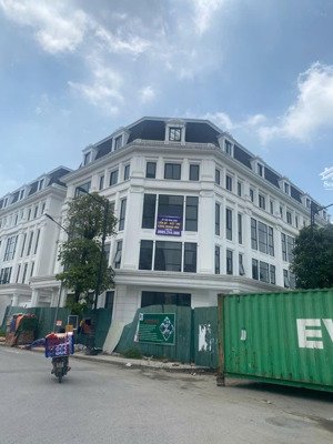 cho thuê căn góc 200m2 vị trí đẹp đường to rộng phù hợp làm ngân hàng, cafe. kinh doanh siêu vip