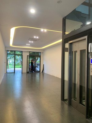 cực rẻ!!! cho thuê căn 5 tầng, giá 18tr/tháng mới đẹp view vườn hoa, bể bơi, có thang máy