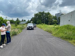 bán cặp nền đất sau lưng chợ long phú mới. dt 110m2/ nền. cách quốc lộ 51 chỉ 300m