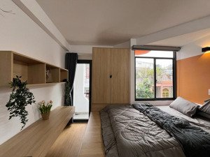 chính chủ cho thuê penthouse 3 pn có ban công thang máy full nội thất đi kèm bếp điện