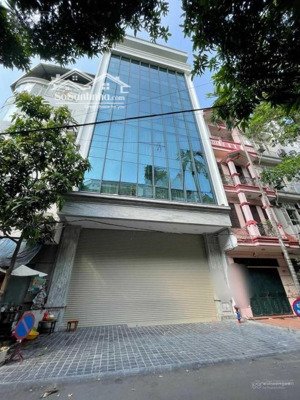 siêu phẩm cho thuê mp hoàng quốc việt, dt 140m2 x 7t, ốp kính, thang máy, vị trí đắc địa - 80tr