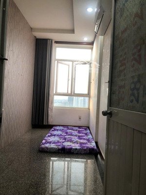 còn duy nhất 1 phòng full nội thất, có điều hòa giá 2.3tr/th, ở 187a lê văn lương