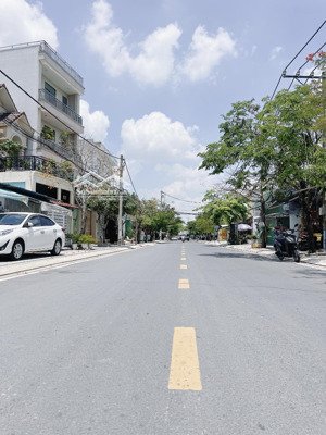 gấp bán diện tích khủng 11m*28m 3 tầng 6pn sổ hồng riêng