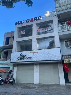 nhà mặt tiền đường trần hưng đạo ngay vòng xoay quận 1