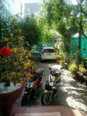 bán nhà 3 tầng có sân rộng rãi mặt tiền đường lam sơn nha trang, 140m2 ngang 4.6m giá 14 tỷ